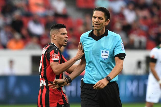 Bilder des Jahres 2021, Sport 08. August Sport Themen der Woche KW33 Sport Bilder des Tages Paulinho ( Bayer 04 Leverkusen ) aergert sich ueber Schiedsrichter Deniz Aytekin. 20.08.2021, Fussball, 1. Bundesliga, Bayer 04 Leverkusen vs Borussia Moenchengladbach DFL REGULATIONS PROHIBIT ANY USE OF PHOTOGRAPHS AS IMAGE SEQUENCES AND OR QUASI-VIDEO 20.08.2021, Fussball, 1. Bundesliga, Bayer 04 Leverkusen vs Borussia Moenchengladbach Leverkusen Copyright: xEibner-Pressefotox