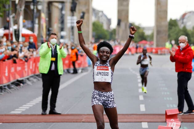 Bilder des Jahres 2021, Sport 08. August Sport Themen der Woche KW33 Die Gewinnerin Joyciline Jepkosgei beim 40. Berliner Halbmarathon 2021. Berlin, 22.08.2021