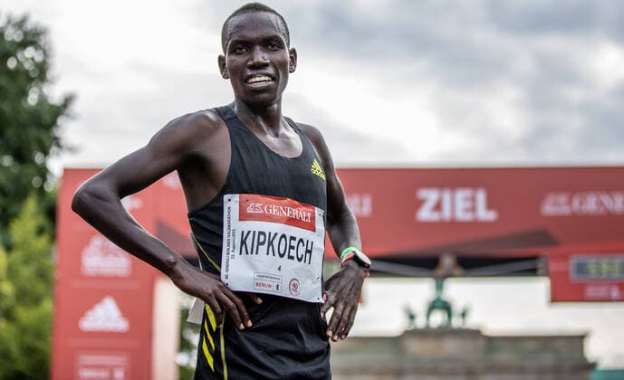 Bilder des Jahres 2021, Sport 08. August Sport Themen der Woche KW33 Sport Bilder des Tages Felix Kipkoech aus Kenia gewinnt den Generali Berliner Halbmarathon 2021 mit einer Jahresweltbestzeit von 58:57 Minuten am 22.08.21 in Berlin. Generali Berliner Halbmarathon 2021
