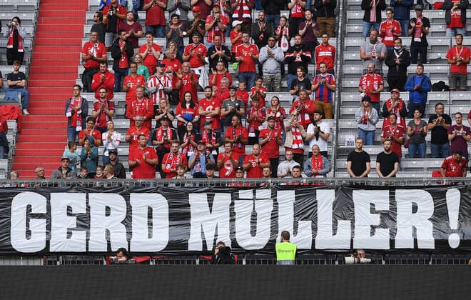 Bilder des Jahres 2021, Sport 08. August Sport Themen der Woche KW33 Sport Bilder des Tages Fussball 1. Bundesliga Saison 2021 2022 2. Spieltag FC Bayern Muenchen - 1. FC Koeln 22.08.2021 FC Bayern Fans in der Suedkurve gedenken mit einer Blockfahne an den verstorbene FC Bayern Legende Gerd Mueller.
