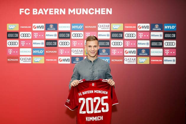 Bilder des Jahres 2021, Sport 08. August Sport Themen der Woche KW34 Sport Bilder des Tages Joshua Kimmich mit Trikot Jahr 2025 FC Bayern München PK Vertragsverlängerung Kimmich 23.08.2021 Foto: Marco Donato FC Bayern München Pool Pressefoto Rudel