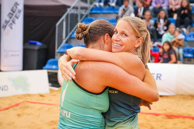 Bilder des Jahres 2021, Sport 08. August Sport Themen der Woche KW34 Sport Bilder des Tages Siegerinnen der Deutschen Meisterschaften im Beach-Tennis: PELSTER, Margarete (GER) und BIGLMAIER, Maraike (GER), Finale der Deutschen Meisterschaften (DTB) der Damen zwischen BIGLMAIER, Maraike (GER) PELSTER, Margarete (GER) vs. BOLSMANN, Sarah (GER) MEYER, Christin (GER), Saarlouis, Kleiner Markt, 26.08.2021,