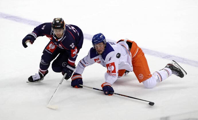 Bilder des Jahres 2021, Sport 08. August Sport Themen der Woche KW34 Sport Bilder des Tages Kevin Clark, Mikael Seppala Aktion Spielszene Zweikampf Eishockey CHL Champions Hockey League Saison 2021 2022 27.08.2021 EHC Eisbären Berlin EBB vs. Tappara Tampere