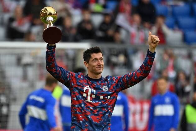 Bilder des Jahres 2021, Sport 08. August Sport Themen der Woche KW34 Robert LEWANDOWSKI (Bayern Muenchen), Ehrung mit der Trophaee, Cup Weltfussballer des Jahres, Einzelbild,angeschnittenes Einzelmotiv,Halbfigur,halbe Figur. Fussball 1. Bundesliga Saison 2021 2022, 3.Spieltag, Spieltag03 FC Bayern Muenchen-Hertha BSC Berlin am 28.08.2021, A L L I A N Z A R E N A Muenchen.
