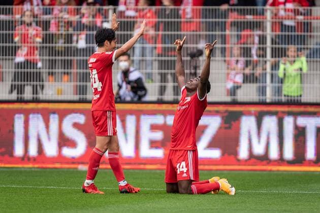 Bilder des Jahres 2021, Sport 08. August Sport Themen der Woche KW34 Fussball Berlin 29.08.2021 Saison 2021 2022 1. Bundesliga DFL 1. FC Union Berlin vs Borussia Mönchengladbach Jubel nach dem Tor zum 2:0 durch Taiwo Awoniyi (Union, No.14) Genki Haraguchi (Union, No.24) li.