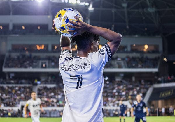 September 3, 2021, Los Angeles, California, USA: Latif Blessing 7 of the LAFC gets ready to put the ball in play during their MLS, Fussball Herren, USA game with the Sporting KC on Friday September 3, 2021 at the Banc of California stadium in Los Angeles, California. LAFC defeats Sporting KC, 4-0. PI Los Angeles USA - ZUMAp124 20210903_zaa_p124_037 Copyright: xJAVIERxROJASx