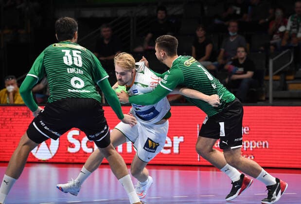 Handball, Herren, Saison 2021 2022, 1. Bundesliga (1. Spieltag), Füchse Berlin- HSG Wetzlar, v. l. Marko Kopljar (Füchse Berlin), Magnus Fredriksen (HSG Wetzlar), Fabian Wiede (Füchse Berlin), 09.09. 2021, Copyright: xSebastianxRäppold MatthiasxKochx