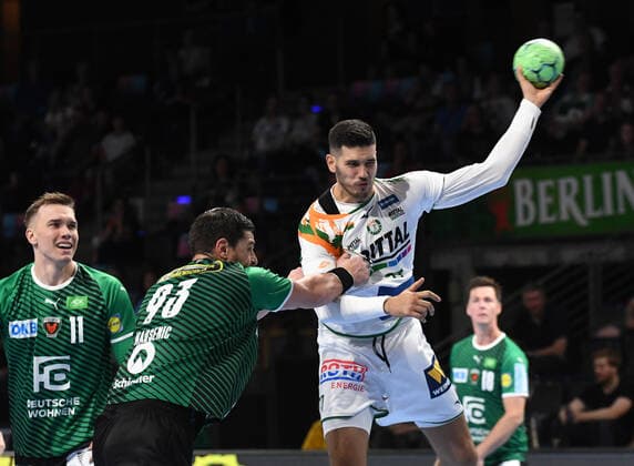 Handball, Herren, Saison 2021 2022, 1. Bundesliga (1. Spieltag), Füchse Berlin- HSG Wetzlar, v. l. Lasse Bredekjaer Andersson (Füchse Berlin), Mijajlo Marsenic (Füchse Berlin), Stefan Cavor (HSG Wetzlar), 09.09. 2021, Copyright: xSebastianxRäppold MatthiasxKochx