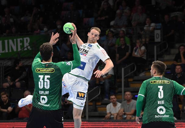 Handball, Herren, Saison 2021 2022, 1. Bundesliga (1. Spieltag), Füchse Berlin- HSG Wetzlar, v. l. Marko Kopljar (Füchse Berlin), Lenny Rubin (HSG Wetzlar), Fabian Wiede (Füchse Berlin), 09.09. 2021, Copyright: xSebastianxRäppold MatthiasxKochx