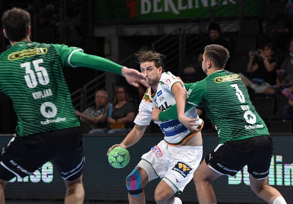 Handball, Herren, Saison 2021 2022, 1. Bundesliga (1. Spieltag), Füchse Berlin- HSG Wetzlar, v. l. Marko Kopljar (Füchse Berlin), Olle Forsell Schefvert (HSG Wetzlar), Fabian Wiede (Füchse Berlin), 09.09. 2021, Copyright: xSebastianxRäppold MatthiasxKochx