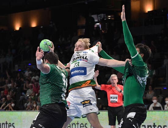 Handball, Herren, Saison 2021 2022, 1. Bundesliga (1. Spieltag), Füchse Berlin- HSG Wetzlar, v. l. Mijajlo Marsenic (Füchse Berlin), Magnus Fredriksen (HSG Wetzlar), Marko Kopljar (Füchse Berlin), 09.09. 2021, Copyright: xSebastianxRäppold MatthiasxKochx