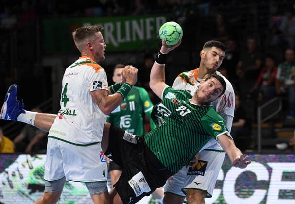 Handball, Herren, Saison 2021 2022, 1. Bundesliga (1. Spieltag), Füchse Berlin- HSG Wetzlar, v. l. Adam Nyfjäll (HSG Wetzlar), Mijajlo Marsenic (Füchse Berlin), Stefan Cavor (HSG Wetzlar), 09.09. 2021, Copyright: xSebastianxRäppold MatthiasxKochx