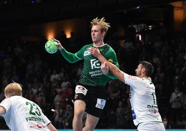 Handball, Herren, Saison 2021 2022, 1. Bundesliga (1. Spieltag), Füchse Berlin- HSG Wetzlar, v. l. Magnus Fredriksen (HSG Wetzlar), Marian Michalczik (Füchse Berlin), Felix Danner (HSG Wetzlar), 09.09. 2021, Copyright: xSebastianxRäppold MatthiasxKochx