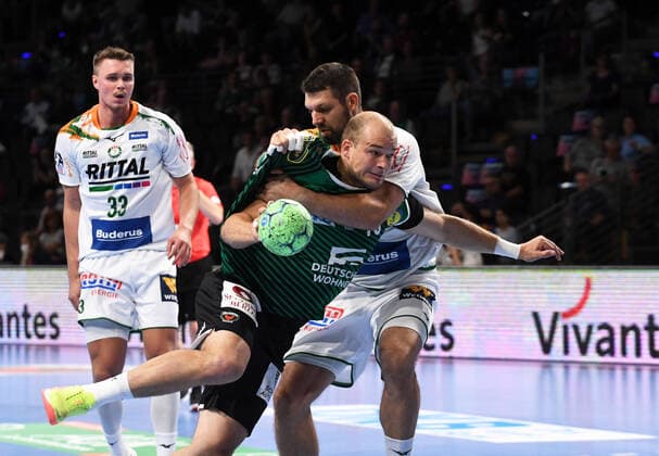 Handball, Herren, Saison 2021 2022, 1. Bundesliga (1. Spieltag), Füchse Berlin- HSG Wetzlar, v. l. Emil Mellegard (HSG Wetzlar), Paul Drux (Füchse Berlin), Felix Danner (HSG Wetzlar), 09.09. 2021, Copyright: xSebastianxRäppold MatthiasxKochx