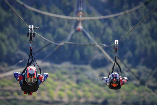 Bilder des Jahres 2021, Sport 09 September Sport Themen der Woche KW36 MotoGP Tissot Grand Prix of Aragon at MotorLand Aragon circuit. Riders at Europe s longest zipline. Located in the Teruel province, the Tirolina Fuentespalda zipline extends over almost two kilometers. Teruel, Spain, Septiembre 09, 2021 In picture: Rins and Zarco on the move Gran Premio Tissot de Aragon de MotoGP en el Circuito de MotorLand Aragon. Corredores en la tirolina más larga de Europa. Situada en la provincia de Teruel, la tirolina Tirolina Fuentespalda se extiende por casi dos kilómetros. Teruel, Espana. 09 de Septiembre de 2021 POOL MotoGP.com Cordon Press Images will be for editorial use only. Mandatory credit: MotoGP.com Cordon Press
