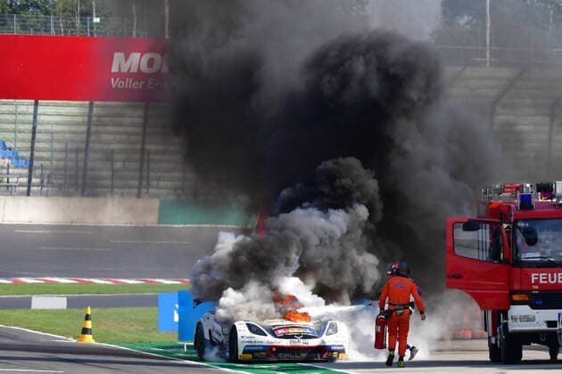 Bilder des Jahres 2021, Sport 09 September Sport Themen der Woche KW36 Motorsport, ADAC GT Masters, Lausitzring, Feuer am Wagen von Marvin Kirchhöfer 12.09.2021, xbrx, Motorsport ADAC GT Masters, Lausitzring Rennen emspor, v.l. brennendes Auto, Feuer, Flammen, Feuerlöscher, Rauch, Schmidt, Jeffrey Kirchhoefer, Marvin (77 - Corvette C7 GT3 R - Callaway Competition) Klettwitz
