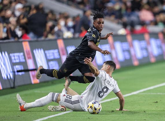 September 12, 2021, Los Angeles, California, USA: Latif Blessing 7 of the LAFC is challenged by Damir Kreilach 8 of the Real Salt Lake for the ball during their MLS, Fussball Herren, USA game on Sunday September 12, 2021 at the Banc of California stadium in Los Angeles, California. LAFC defeats Real Salt Lake, 3-2. PI Los Angeles USA - ZUMAp124 20210912_zaa_p124_072 Copyright: xDOUGLASxCUELLARx