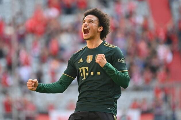 Bilder des Jahres 2021, Sport 09 September Sport Themen der Woche KW37 Sport Bilder des Tages Torjubel Leroy SANE (li,verdect,Bayern Muenchen) nach Tor zum 1-0, Jubel,Freude,Begeisterung, Aktion,Einzelbild,angeschnittenes Einzelmotiv,Halbfigur,halbe Figur. Fussball 1. Bundesliga Saison 2021 2022, 5.Spieltag, Spieltag05. FC Bayern Muenchen-FL Bochum am 18.09.2021, A L L I A N Z A R E N A Muenchen.