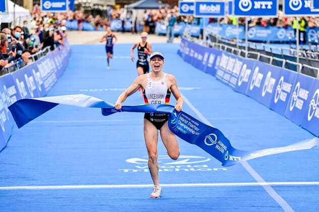 Bilder des Jahres 2021, Sport 09 September Sport Themen der Woche KW37 Sport Bilder des Tages Hamburg Wasser World Triathlon; Hamburg, 18.09.2021 Laura Lindemann GER gewinnt die Damenwertung beim Hamburg Wasser World Triathlon in Hamburg am 18.09.2021 Copyright: xBEAUTIFULxSPORTS J.xGrontzkix