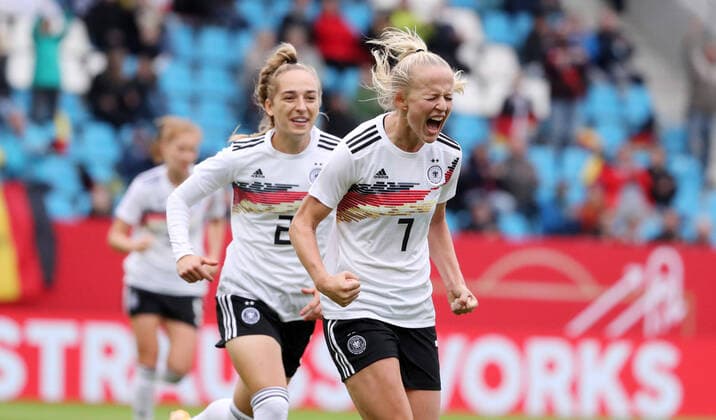 Bilder des Jahres 2021, Sport 09 September Sport Themen der Woche KW38 Sport Bilder des Tages Deutschland - Serbien 21.09.2021 Chemnitz, 21.09.2021, Stadion an der Gellertstrasse, Fussball, Frauen Länderspiel , WM Qualifikation, Gruppe H, Deutschland vs. Serbien , Im Bild: Tor für Deutschland. Lea Schüller Schueller (7, GER) trifft zum 3:1 und jubelt mit Sophia Kleinherne (2, GER). , Gemäß den Vorgaben des DFB Deutscher Fußball Bund ist es untersagt, in dem Stadion und oder vom Spiel angefertigte Fotoaufnahmen in Form von Sequenzbildern und oder videoähnlichen Fotostrecken zu verwerten bzw. verwerten zu lassen. ,