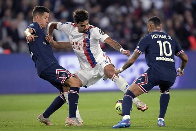 PARIS - (lr) Ander Herrera of Paris Saint-Germain, Bruno Guimaraes of Olympique Lyonnais, Neymar da Silva Santos Junior of Paris Saint-Germain during the French Ligue 1 match between Paris Saint-Germain and Olympique Lyon at the Parc des Princes in Paris , France on September 19, 2021. ANP HH French Ligue 1 2021 2022 xVIxANPxSportx xGerritxvanxKeulenxIVx
