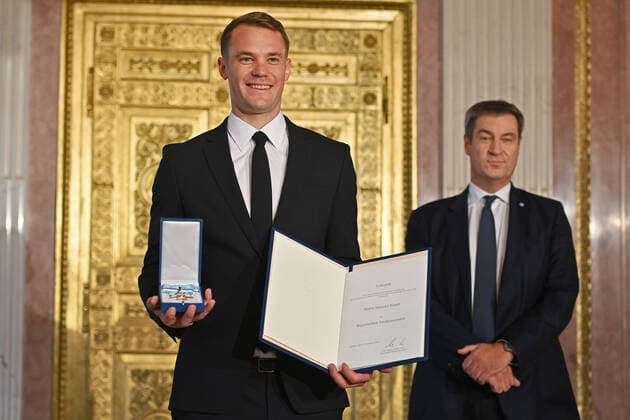 Bilder des Jahres 2021, Sport 09 September Sport Themen der Woche KW38 Sport Bilder des Tages Manuel NEUER (Torwart Bayern Muenchen) erhaelt von Markus SOEDER (Ministerpraesident Bayern und CSU Vorsitzender) den Bayerischen Verdienstorden und die Verleihungsurkunde. Verleihung Bayerischer Verdienstorden im Prinz Carl Palais in Muenchen am 22.09.2021.