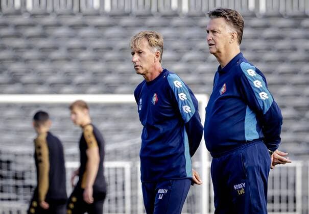 Sport Themen der Woche KW38 Sport Bilder des Tages VELSEN - Louis van Gaal with Andries Jonker (l) during a Telstar training session in the BUKO Stadium. The national coach of the Dutch national team, Nationalteam will sit on the bench for a good cause (the Spieren voor Spieren foundation) as a trainer during the Keuken Kampioen Division match against Jong AZ. ANP ROBIN VAN LONKHUIJSEN Velsen xVIxHollandsexHoogtex xxANPxIVx
