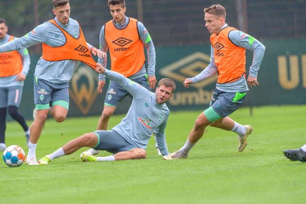 GER, 2.FBL, Werder Bremen Training 23.09.2021, Trainingsgelaende am wohninvest WESERSTADION - Platz 4 5, Bremen, GER, 2.FBL, Werder Bremen Training Trikot Zerreissprobe Nicolai Rapp (Werder Bremen 23) Niclas Füllkrug Fuellkrug (Werder Bremen 11) Ilia Gruev (Werder Bremen 28) Niklas Schmidt (Werder Bremen 22)