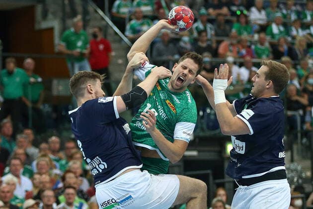 Bilder des Jahres 2021, Sport 09 September Sport Themen der Woche KW38 23.09.2021, xtgx, Handball Liqui Moly HBL, SC DHfK Leipzig - HSV Hamburg emspor, v.l. Tobias Schimmelbauer (HSV, 2), Lovro Jotic (Leipzig, 18) Zweikampf, Duell, Kampf, tackle Leipzig