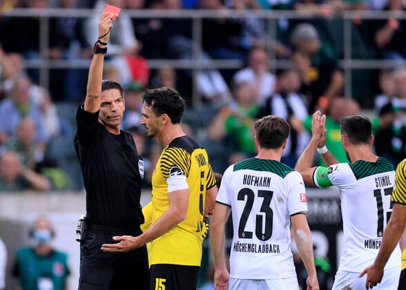 Bilder des Jahres 2021, Sport 09 September Sport Themen der Woche KW38 Sport Bilder des Tages DAHOUD Mahmoud Team BVB (nicht im Bild) rote Karte durch Schiedsrichter AYTEKIN Deniz mit HUMMELS MATS 1. Bundesliga Saison 2021- 2022 Borussia Moenchengladbach - BVB 1 : 0 am 25. 09. 2021 in Moenchengladbach DFL REGULATIONS PROHIBIT ANY USE OF PHOTOGRAPHS as IMAGE SEQUENCES and or QUASI-VIDEO