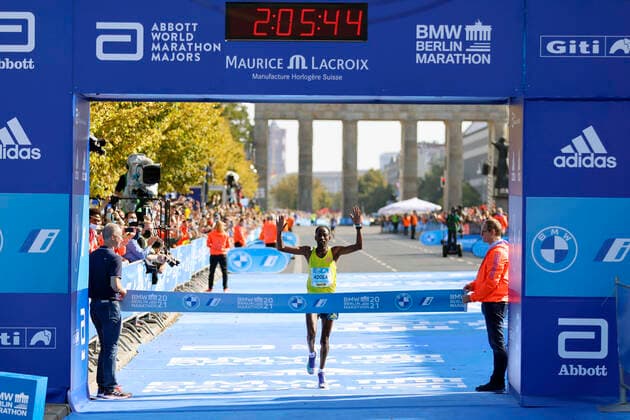 Bilder des Jahres 2021, Sport 09 September Sport Themen der Woche KW38 Sport Bilder des Tages Guye Adola, Gewinner des 47. Berlin Marathon 2021. Berlin, 26.09.2021