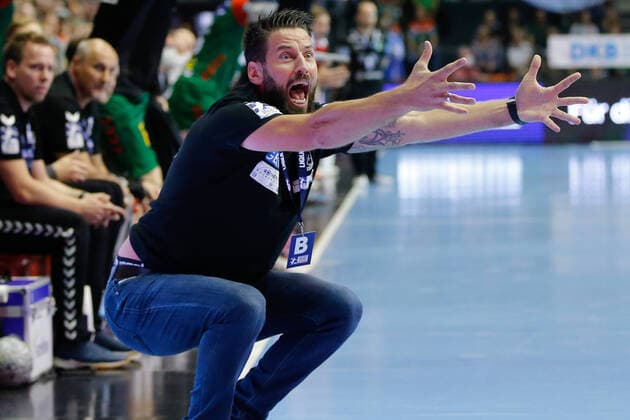 Bilder des Jahres 2021, Sport 09 September Sport Themen der Woche KW38 Sport Bilder des Tages 26.09.2021, xgox,Handball - Liqui Moly HBL, SC Magdeburg - SC DHfK Leipzig emspor, v.l. Bennet Wiegert (Magdeburg, Trainer) Reklamiert, beschwert sich, schimpft Magdeburg