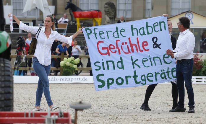 Bilder des Jahres 2021, Sport 09 September Sport Themen der Woche KW38 Sport Bilder des Tages Ludwigsburg , Internationales Ludwigsburger Dressurfestival 2021 , Die Stadt Ludwigsburg und die Stadtwerke Ludwigsburg-Kornwestheim GmbH präsentieren FEI Grand Prix Special CDI4 , Protest gegen Pferde als Sportgerät