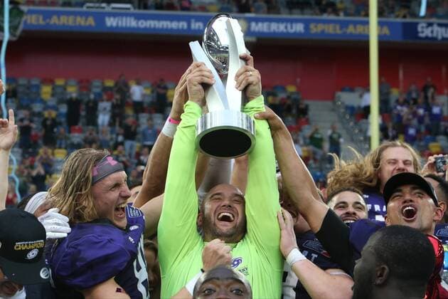 Bilder des Jahres 2021, Sport 09 September Sport Themen der Woche KW38 Sport Bilder des Tages Pokalübergabe an Chefcoach Thomas Gösling (Frankfurt Galaxy) und Quarterback Jakeb Sullivan (Frankfurt Galaxy Nr. 7) , Sieger in einem Herzschlagfinale: Frankfurt Galaxy , Finale der Europaliga ELF, Hamburg Sea Devils - Frankfurt Galaxy, American Football, European League of Football , Saison 2021, 26.09.2021, -