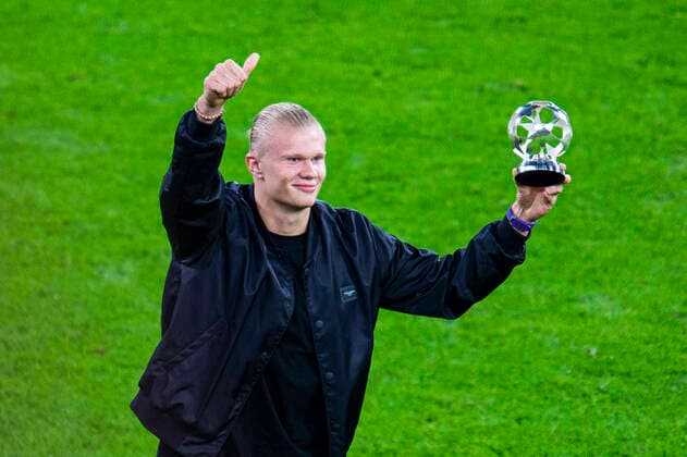 Bilder des Jahres 2021, Sport 09 September Sport Themen der Woche KW39 Sport Bilder des Tages 28.09.2021 - Fußball, 2021 2022, UEFA UEFA Champions League, 2. Spieltag, Borussia Dortmund - Sporting Lissabon: Erling Haaland (Dortmund) bekam die Auszeichnung der UEFA Champions League für denSpieler der Saison 2020 2021 Dortmund Nordrhein-Westfalen Deutschland Signal Iduna Park