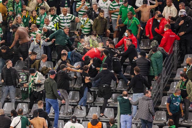 Bilder des Jahres 2021, Sport 09 September Sport Themen der Woche KW39 Sport Bilder des Tages 28.09.2021, Fussball, UCL, Saison 2021 2022, UEFA Champions League, 2. Spieltag, Borussia Dortmund - Sporting Lissabon Tumult im Gästeblock, den die Ordner versuchen unter Kontrolle zu bringen. Einige Ordner werden von den Sporting Fans geschlagen. Foto: Dennis Ewert RHR-Foto Dortmund Signal Iduna Park NRW Deutschland xRHR-FOTO DEx