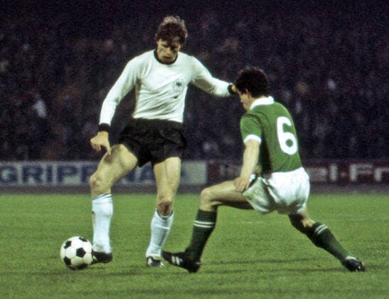 Fussball FIFA Länderspiel 27.04.1977, Fussball, FIFA, Länderspiel, DFB Deutschland - Nordirland (5:0): v.l. Peter Nogly (Deutschland), Hamilton (Nordirland).