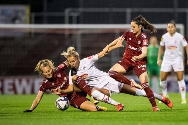 Bilder des Jahres 2021, Sport 10 Oktober Sport Themen der Woche KW39 Sport Bilder des Tages FLYERALARM Frauen Fussball Bundesliga; 1. FC Koeln - FC Bayern Muenchen; 01.10.2021 Maximiliane Rall ( 8, FC Bayern Muenchen), Sharon Beck ( 10, 1. FC Koeln), Sarah Zadrazil ( 25, FC Bayern Muenchen) FLYERALARM Frauen Fussball Bundesliga, 1. FC Koeln - FC Bayern Muenchen, Koeln, Franz-Kremer-Stadion DFL REGULATIONS PROHIBIT ANY USE OF PHOTOGRAPHS AS IMAGE SEQUENCES AND OR QUASI-VIDEO. Copyright: xBEAUTIFULxSPORTS Wunderlx
