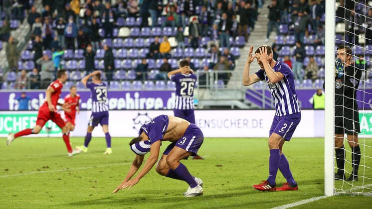 Bilder des Jahres 2021, Sport 10 Oktober Sport Themen der Woche KW39 Sport Bilder des Tages 01.10.2021, xtgx, Fussball 2. Bundesliga, FC Erzgebirge Aue - Hamburger SV emspor, v.l. Dirk Carlson (Aue, 3) enttaeuscht, schaut enttaeuscht, niedergeschlagen, disappointed (DFL DFB REGULATIONS PROHIBIT ANY USE OF PHOTOGRAPHS as IMAGE SEQUENCES and or QUASI-VIDEO) Aue