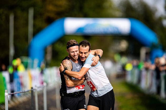 Bilder des Jahres 2021, Sport 10 Oktober Sport Themen der Woche KW39 Sport Bilder des Tages 02.10.2021, GER, 48.GutsMuths-Rennsteiglauf Zieleinlauf Ruedi Becker & Andi Rieder Sportler, Teilnehmer, Athleten während des Wettkampf, Zieleinlauf in Schmiedefeld Schmiedefeld Rennsteig Thüringen Deutschland