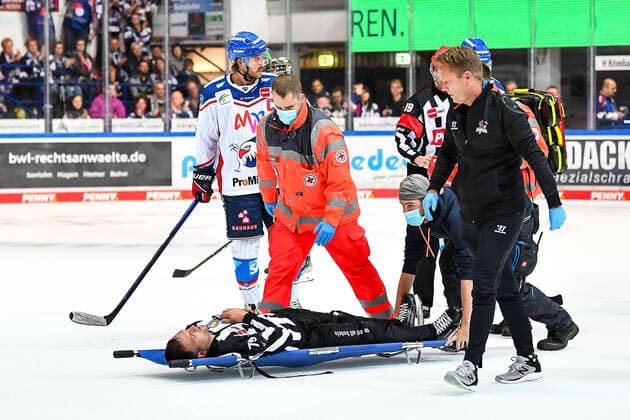 Bilder des Jahres 2021, Sport 10 Oktober Sport Themen der Woche KW39 Sport Bilder des Tages Verletzung Andreas Kowert (79, Schiedsrichter) , Iserlohn Roosters vs. Adler Mannheim, Penny-DEL, 02.10.2021, Iserlohn Roosters vs. Adler Mannheim, Penny-DEL, 02.10.2021, Foto: Jonas Brockmann Eibner Pressefoto Iserlohn Copyright: xJonasxBrockmann xEibner-Pressefox EP_JBN