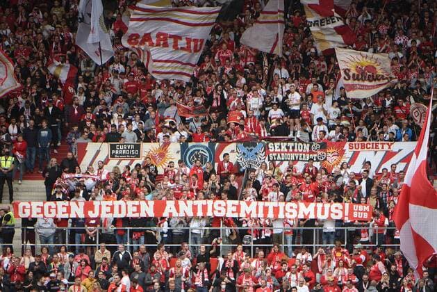 Bilder des Jahres 2021, Sport 10 Oktober Sport Themen der Woche KW39 Sport Bilder des Tages 03.10.2021 Mainz, MEWA ARENA 1. Bundesliga Saison 2021 2022 1. FSV Mainz 05 - Union Berlin Endlich wieder volles Haus bei den Mainzer Ultras Fans die sich gegen jeden Antisemitismus stellen emspor, DFL regulations prohibit any use of photographs as image sequences and or quasi-video