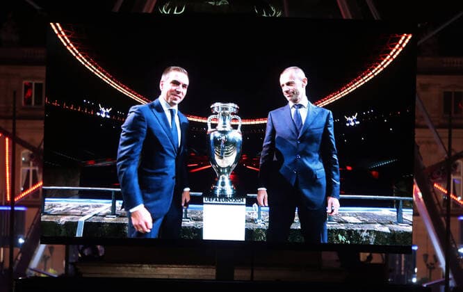 Bilder des Jahres 2021, Sport 10 Oktober Sport Themen der Woche KW40 Sport Bilder des Tages 05.10.21 Stuttgart Vorstellung UEFA EURO, EM, Europameisterschaft,Fussball 2024 Logo Deutschland, Stuttgart, 05.10.2021, Fussball, Vorstellung UEFA EM Euro 2024 Logo: v.l. Philipp Lahm, Aleksander Ceferin (Präsident UEFA) auf der Videoleinwand.