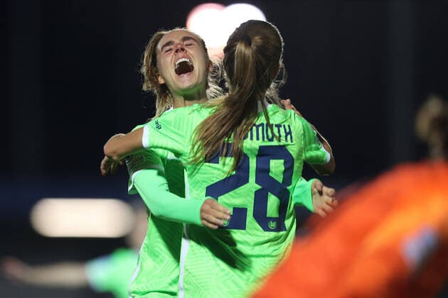 Bilder des Jahres 2021, Sport 10 Oktober Sport Themen der Woche KW40 Sport Bilder des Tages Chelsea v Wolfsburg Women 6 October 2021, London - Women™s Champion™s League Football - Chelsea v Wolfsburg Women - Tabea Wassmuth of Wolfsburg celebrates scoring their 3rd goal with Jill Roord - Photo: Charlotte Wilson Offside. London UK Copyright: xCharlottexWilsonx xOffsidexOffside