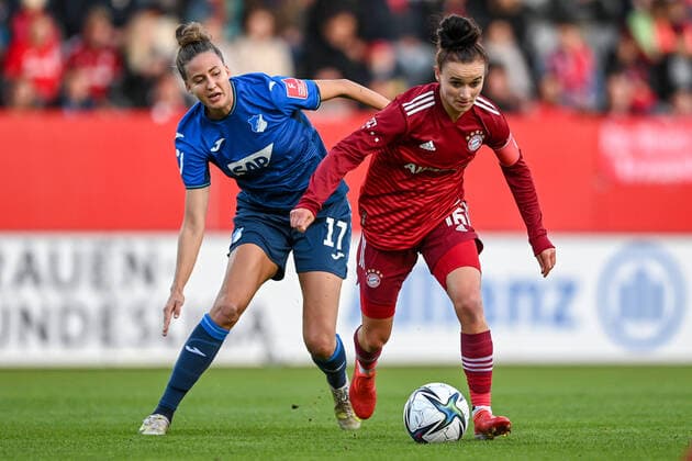Bilder des Jahres 2021, Sport 10 Oktober Sport Themen der Woche KW40 Sport Bilder des Tages v.li.: Franziska Harsch (TSG, 17) Lina Maria Magull (FC Bayern München, FCB, 16) im Zweikampf, Duell, duel, tackle, Dynamik, Action, Aktion, 09.10.2021, München (Deutschland), Fussball, Flyeralarm Frauen-Bundesliga, FC Bayern München - TSG 1899 Hoffenheim, DFB DFL REGULATIONS PROHIBIT ANY USE OF PHOTOGRAPHS AS IMAGE SEQUENCES AND OR QUASI-VIDEO.