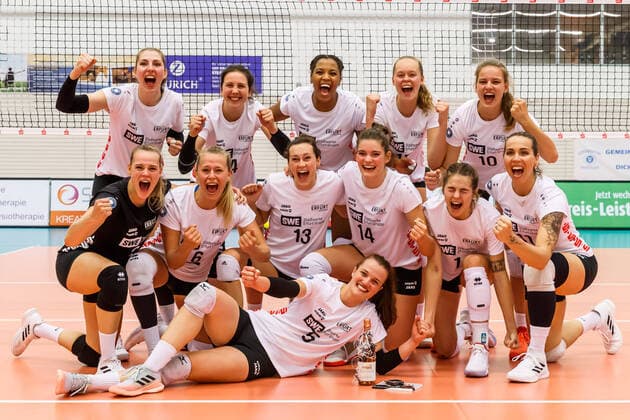Bilder des Jahres 2021, Sport 10 Oktober Sport Themen der Woche KW40 Sport Bilder des Tages Siegerfoto Schwarz-Weiss Erfurt; Jubel, celebration, 10 9 2021, Erfurt (Deutschland), Volleyball, 1. Bundesliga Frauen, Schwarz-Weiss Erfurt - 1. VC Wiesbaden