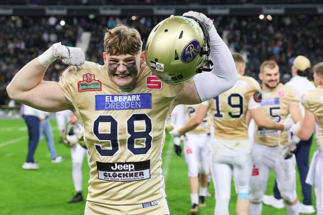 Bilder des Jahres 2021, Sport 10 Oktober Sport Themen der Woche KW40 Sport Bilder des Tages Schwäbisch Hall Unicorns - Dresden Monarchs, German Bowl Carlo Reimann (Dresden Monarchs, 98) jubelt nach Spielende. Finale der SharkWater GFL zwischen den Schwäbisch Hall Unicorns und den Dresden Monarchs am 9. Oktober 2021 im Deutsche Bank Park in Frankfurt am Main., Frankfurt am Main Hessen Deutschland Deutsche Bank Park