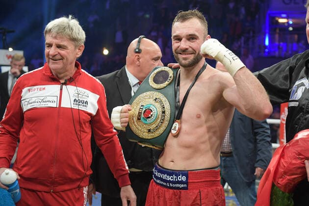 Bilder des Jahres 2021, Sport 10 Oktober Sport Themen der Woche KW40 Sport Bilder des Tages Neuer Weltmeister, Dominic Boesel (GER), Halbschwergewicht, WM-Kampf , Halb-Schwergewicht, Robin Krasniqi vs Dominic Boesel, Boxen, IBO, WBA, 09.10.2021 Magdeburg Sachsen-Anhalt Deutschland