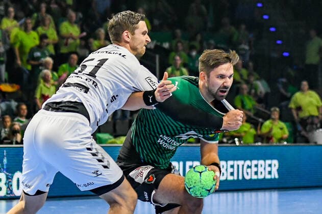 Bilder des Jahres 2021, Sport 10 Oktober Sport Themen der Woche KW40 Sport Bilder des Tages 10.10.2021, xlakx, Handball LIQUI MOLY 1.Bundesliga, Fuechse Berlin - THW Kiel emspor, v.l. Hendrik Pekeler (THW Kiel No.61),Fabian Wiede (Fuechse Berlin No.3) Berlin