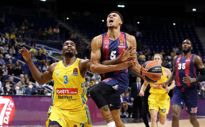 Bilder des Jahres 2021, Sport 10 Oktober Sport Themen der Woche KW41 Sport Bilder des Tages Jaleen Smith, Wade Baldwin Aktion Spielszene Zweikampf Basketball EuroLeague Herren Saison 2021 2022 14.10.2021 ALBA Berlin vs. Baskonia Vitoria Gasteiz